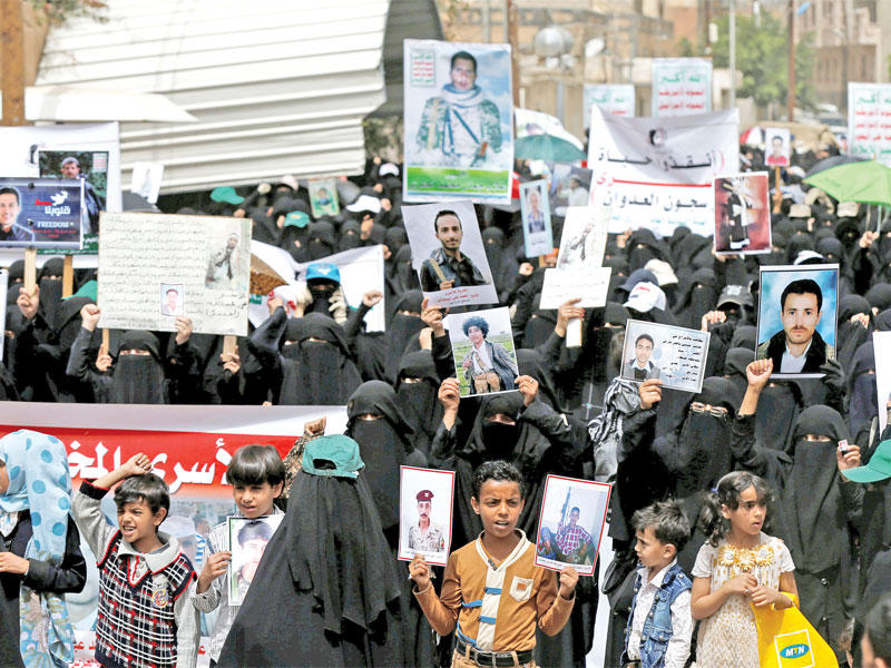 جانب من وقفة احتجاجية أمام مقر الأمم المتحدة في صنعاء أمس للمطالبة بمعرفة مصير أسرى (رويترز)