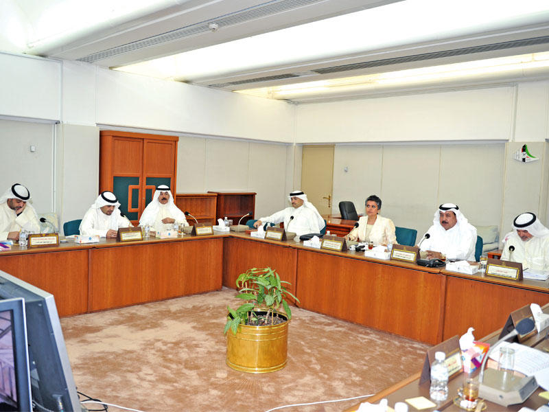 الخالد والصالح والعبدالله في اجتماع «المالية» أمسt(تصوير عبدالله الخلف)