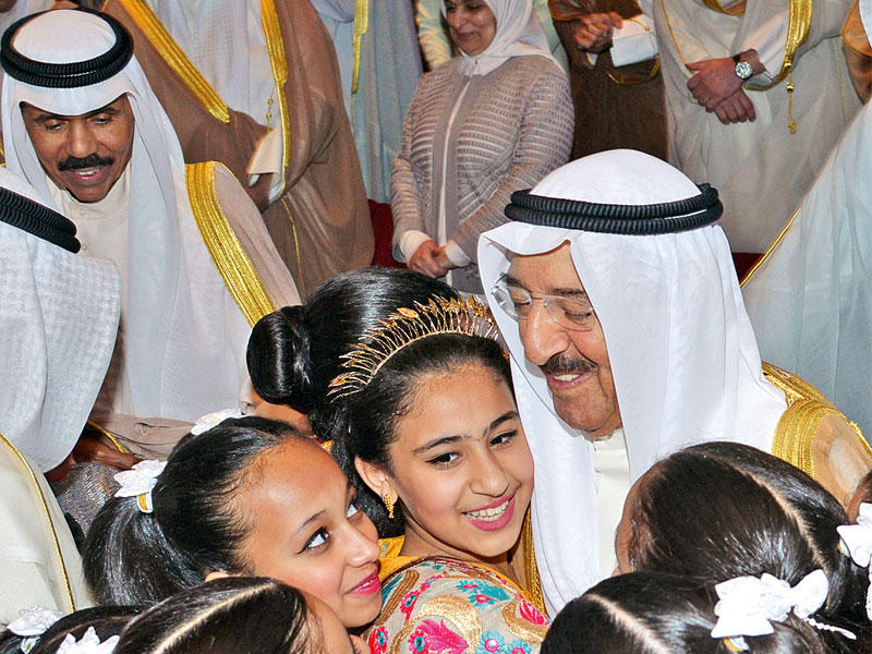 صاحب السمو محاطا بالأطفال المشاركين في أوبريت الكويت ثم الكويت