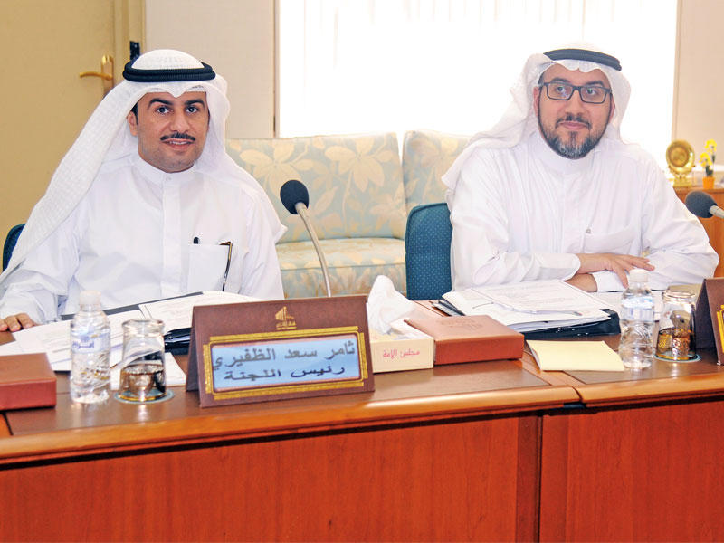 السويط والشاهين خلال اجتماع اللجنة