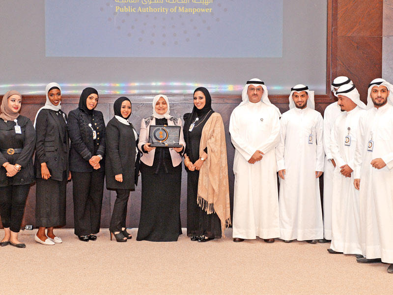 الصبيح تتوسط بعض مسؤولي الهيئة خلال الاحتفال أمس الأول