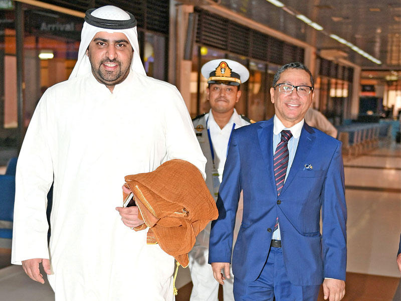 النصف خلال مغادرته دكا