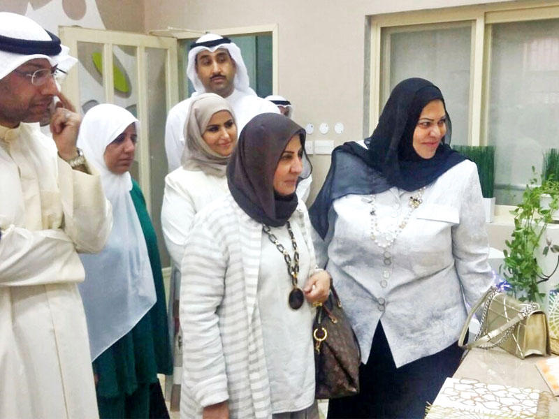 الكندري خلال افتتاح الورشة المركزية للدراسات العملية بـ «الفروانية التعليمية»