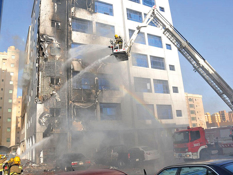 رجال الإطفاء يكافحون الحريق