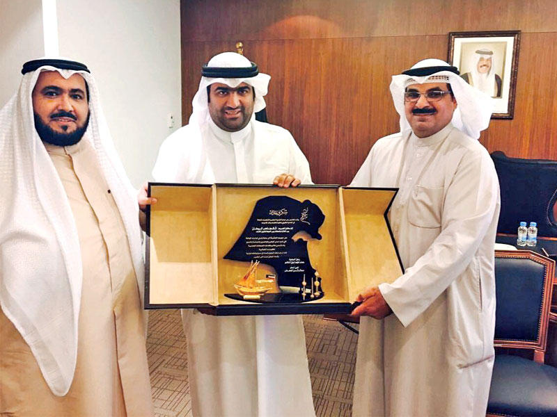 الروضان يتسلم درعا تكريمية من الغانم والمسفرn