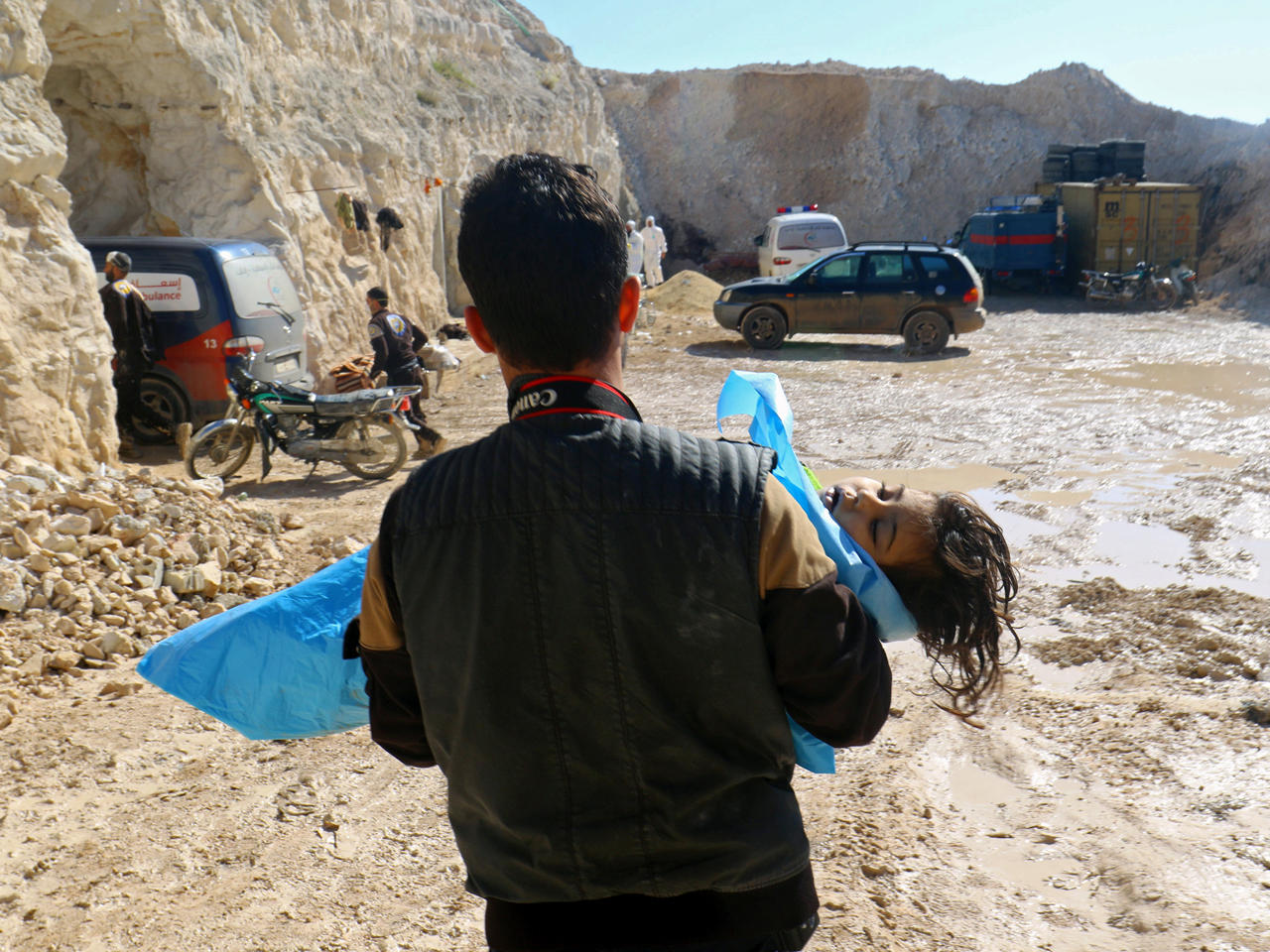 رجل يحمل جثة طفل ميت في مدينة خان شيخون في إدلب