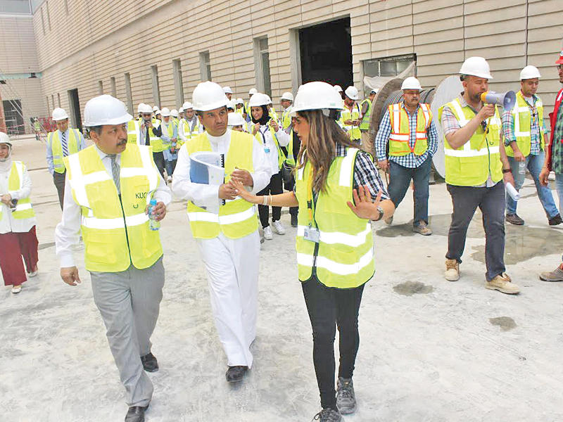 الخليفي خلال جولته في مشروع الكلية