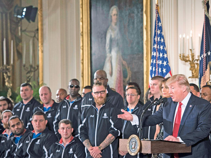 ترامب متحدثاً إلى جرحى المحاربين في الغرفة الشرقية بالبيت الأبيض أمس ( أ ف ب)