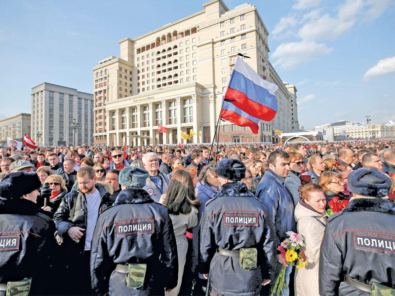 مشاركون في تشييع ضحايا تفجير سان بطرسبورغ في موسكو أمس (رويترز)