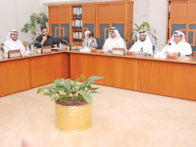 اجتماع لجنة ذوي الاحتياجات الخاصة أمس  (تصوير عبدالله الخلف)