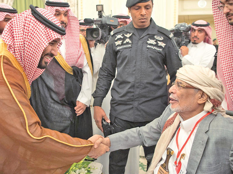 الأمير محمد بن سلمان مستقبلاً أحد مشايخ قبائل اليمن في الرياض أمس الأول (واس)