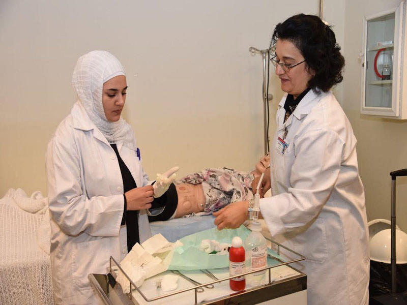 جانب من دورات التدريب التي تقدمها كلية التمريض 