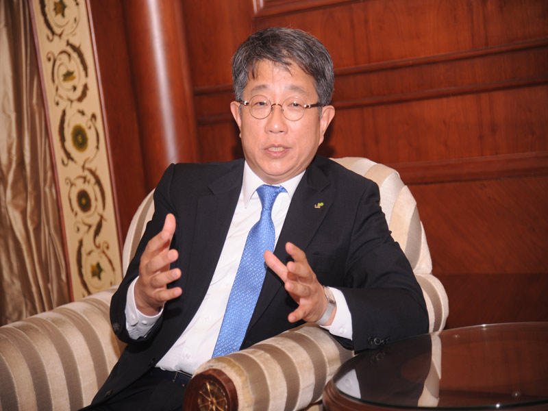 رئيس الوفد الإسكاني لجمهورية كوريا الجنوبية، الرئيس التنفيذي لمؤسسة كوريا للأراضي والإسكان، سانغ وو بارك