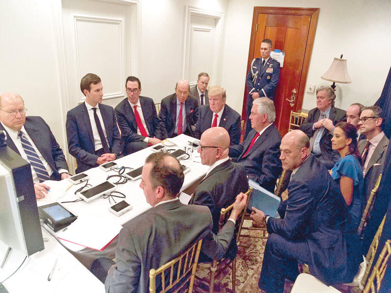 ترامب يستمع مع فريقه للأمن القومي إلى نتائج الضربة من رئيس هيئة الأركان المشتركة الجنرال جوزيف دانفورد عن طريق الفيديو كونفرانس في البيت الأبيض    (رويترز)