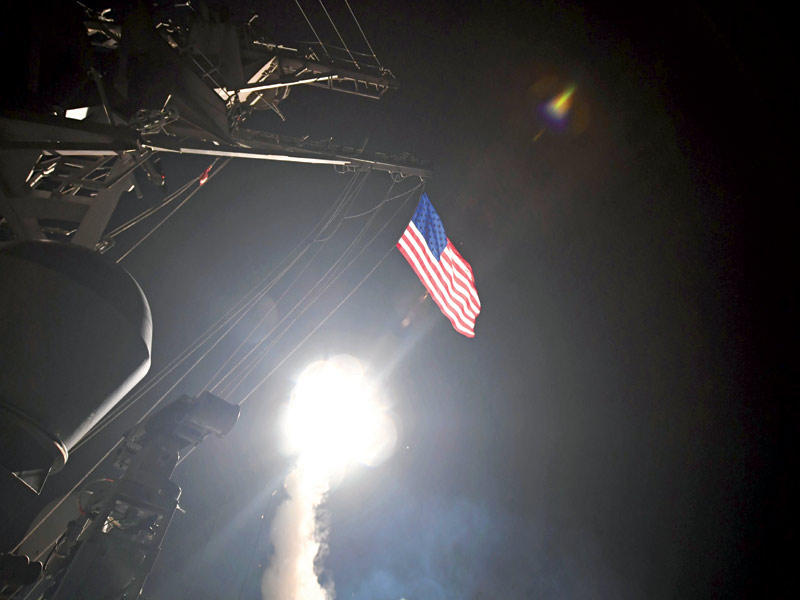 صورة وزعتها البحرية الأميركية تظهر إطلاق أحد الصواريخ باتجاه القاعدة السورية 