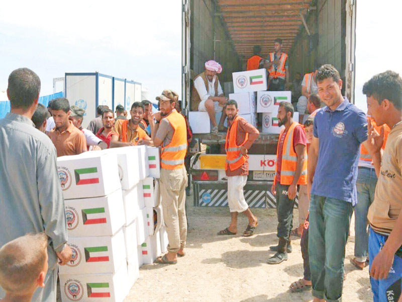 جانب من توزيع المساعدات الإنسانية لنازحي الموصل