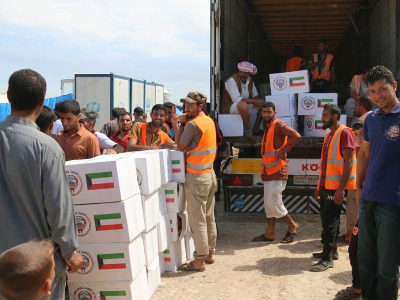حملة (الكويت بجانبكم) تطلق المرحلة الثالثة من توزيع المساعدات الإنسانية لنازحي مدينة الموصل