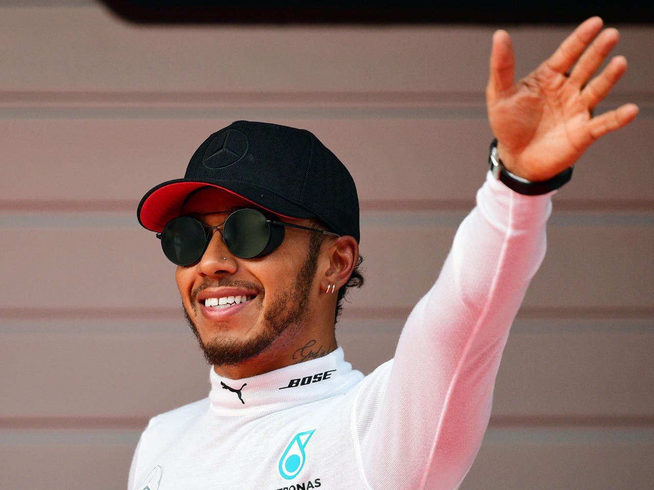 سائق مرسيدس البريطاني لويس هاملتون بعد فوزه بالتجربة الرسمية في سباق الجائزة الكبرى في شنغهاي