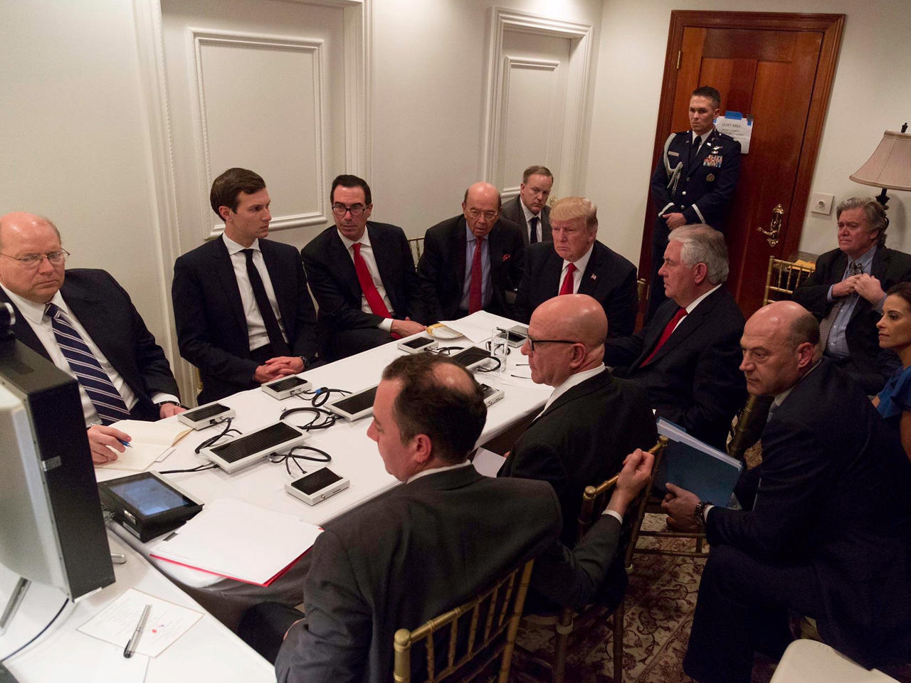 ترامب يتابع مع فريقه للأمن القومي على الهجوم الصاروخي على سوريا