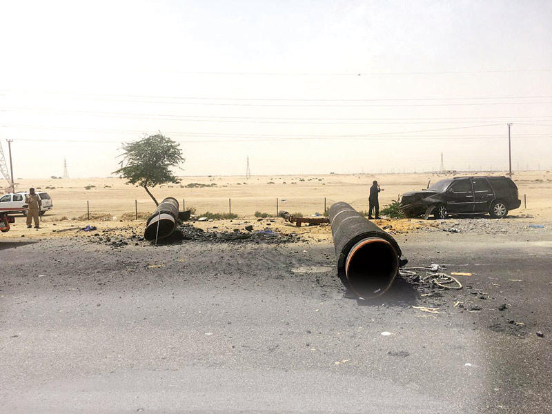 أنبوبان في الطريق وتبدو إحدى المركبات المتضررة