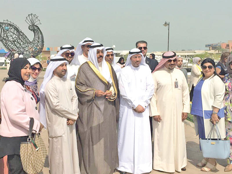 النواف والعوض مع بعض المشاركين في المعرض 