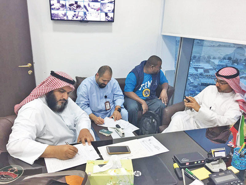 مفتشو اللجنة الرباعية يحررون إخطارات تلافي المخالفات