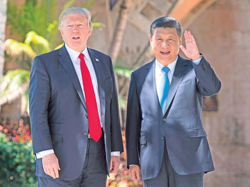 ترامب وجينبينغ في فلوريدا أمس (أ ف ب)