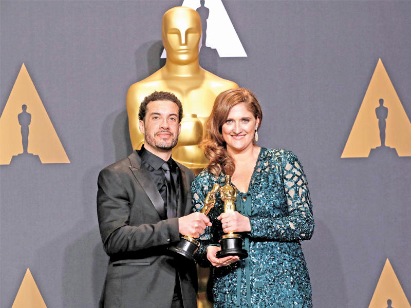 كارولين ووترلو وعزرا إيدلمان يحملان جائزة أفضل فيلم وثائقي في الأوسكار