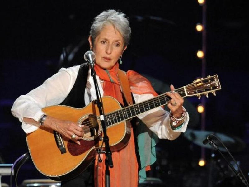 المغنية الشعبية جوان بايز