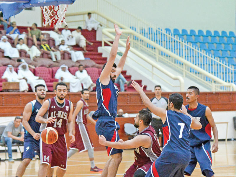 صراع تحت السلة   (تصوير نوفل إبراهيم)