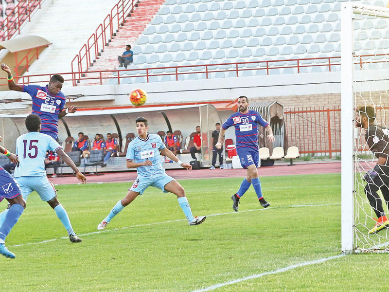 كرة محترف الشباب عيسى با في طريقها للمرمى   (تصوير جورج رجي)