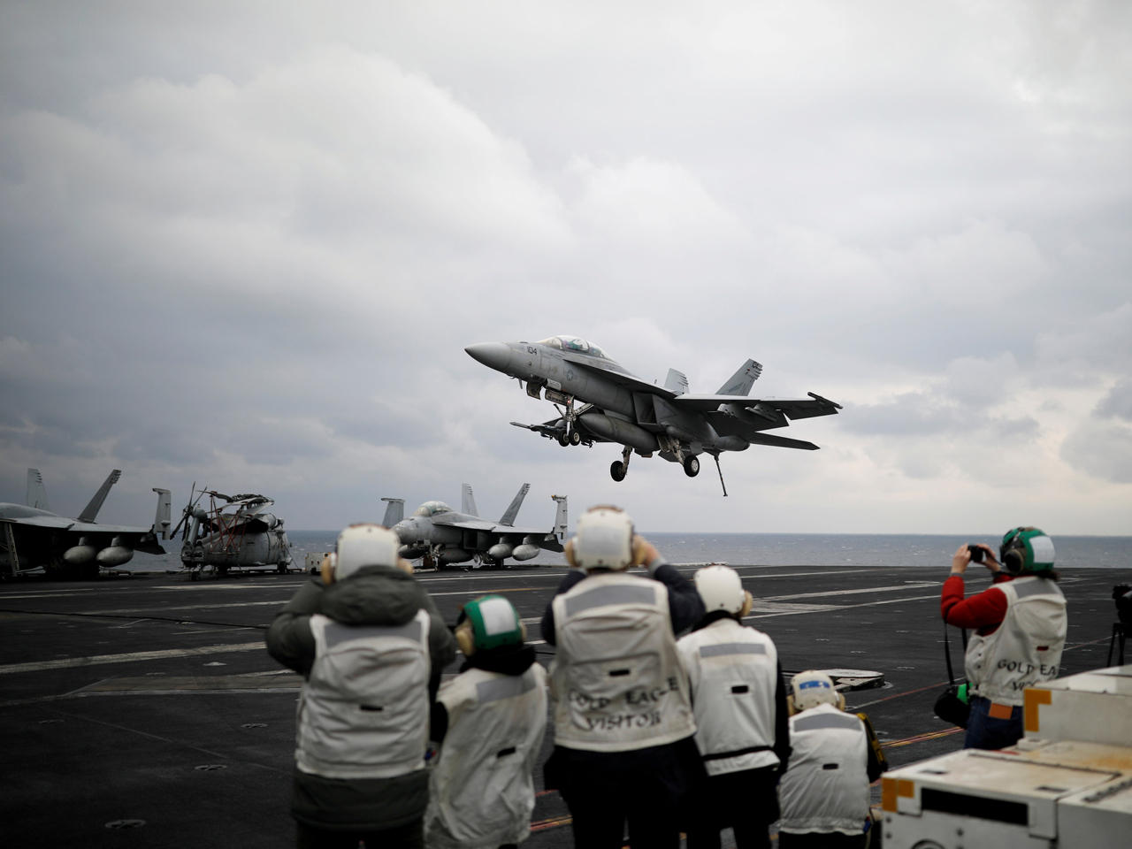 طائرة مقاتلة من طراز اف 18 على سطح حاملة الطائرات الأمريكية يو اس اس كارل فينسون خلال تدريبات عسكرية مشتركة بين كوريا الجنوبية والولايات المتحدة، 14 مارس 2017.