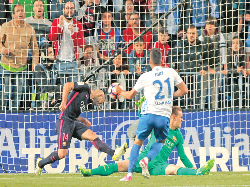 جوناثان نجم ملقة يحرز هدفه في مرمى برشلونة