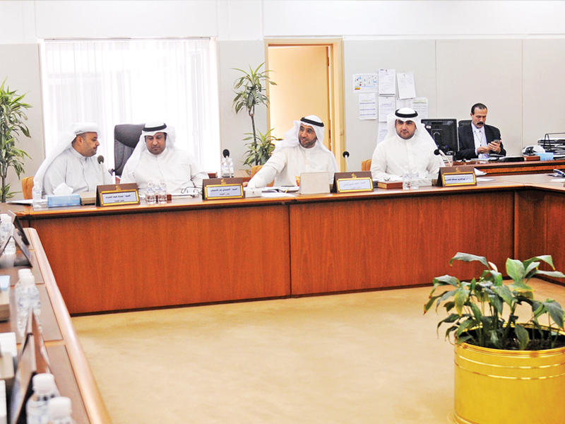 جانب من اجتماع اللجنة التشريعية أمس  (تصوير عبدالله الخلف)