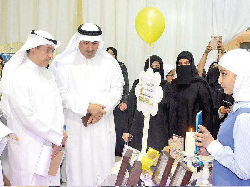 بن غيث خلال جولته على معرض مدرسة المطوعة شريفة أمس