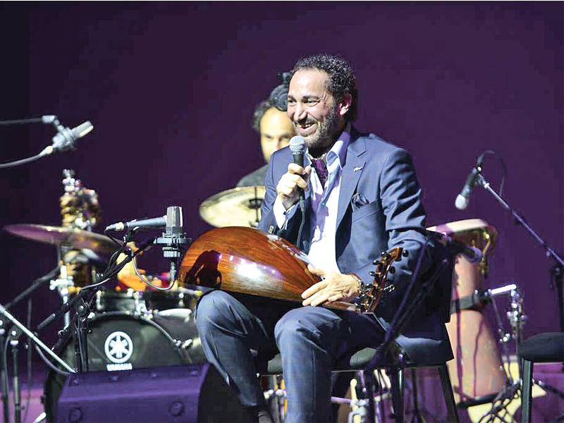 نصير شمة مخاطباً الجمهور أثناء الحفل 