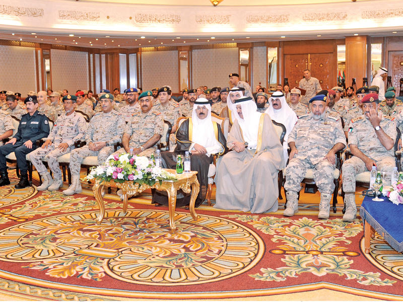 الخالد والزياني مع القادة العسكريين