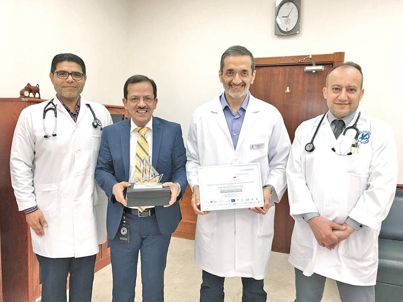 استشاريو العناية الحرجة بالأحمدي يتسلمون الشهادة والدرع التكريمية