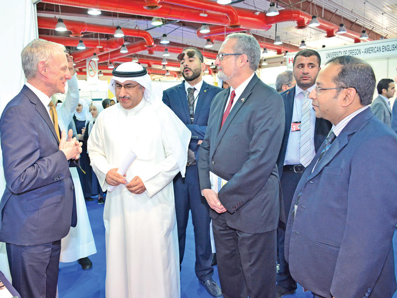 الفارس والسفير الأميركي خلال جولتهما في المعرض