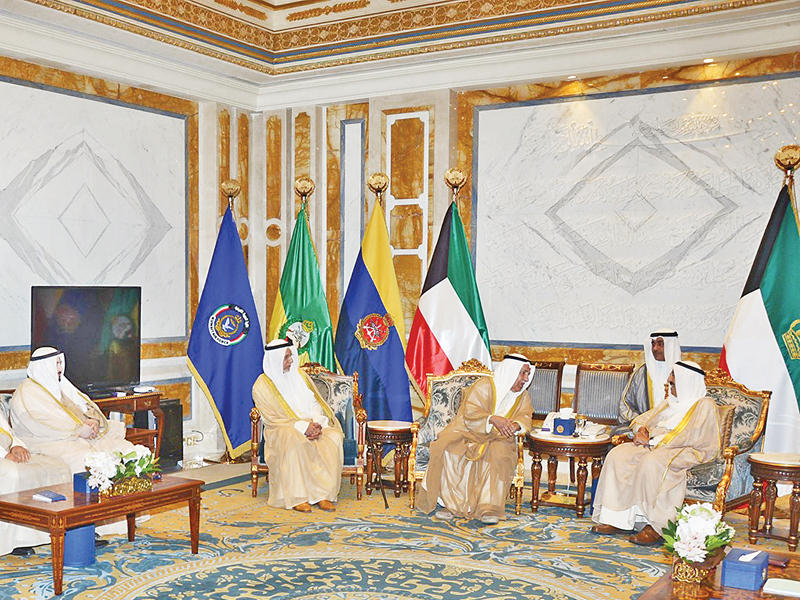 الأمير مستقبلاً رئيس وأعضاء غرفة التجارة والصناعة