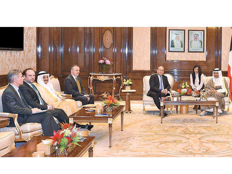 المبارك مستقبلاً السفير الفرنسي وفيصل المطوع ومدير معهد «غوستاف - روسي»n