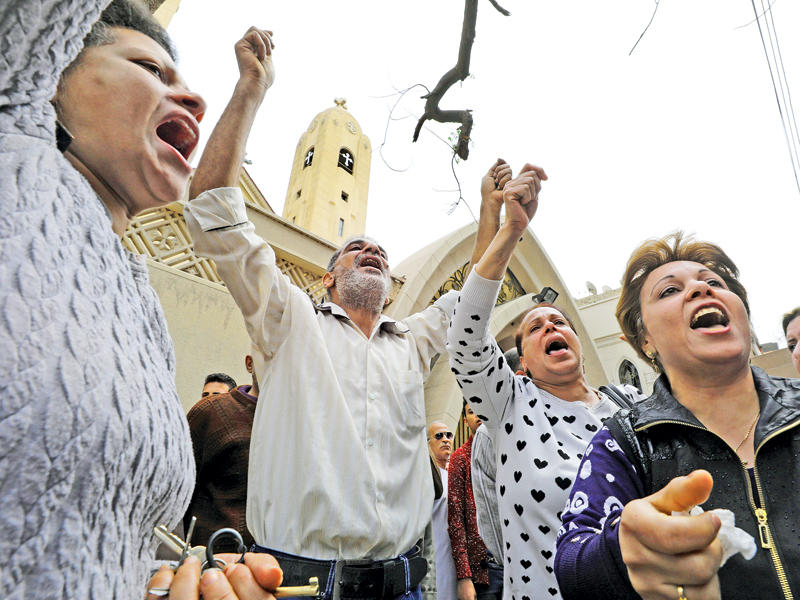 أقباط ومسلمون غاضبون أمام كنيسة مارجرجس في طنطا بعد التفجير أمس (رويترز)