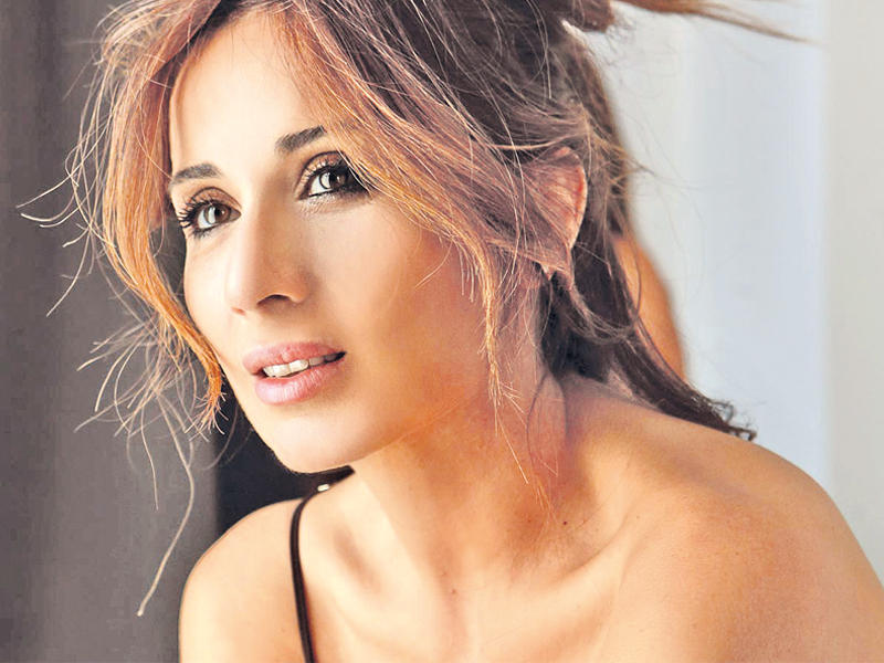 النجمة اللبنانية كارين رزق الله