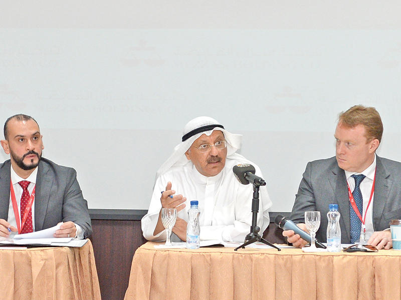 الوزان مترئساً عمومية الشركة امس «تصوير نوفل ابراهيم»