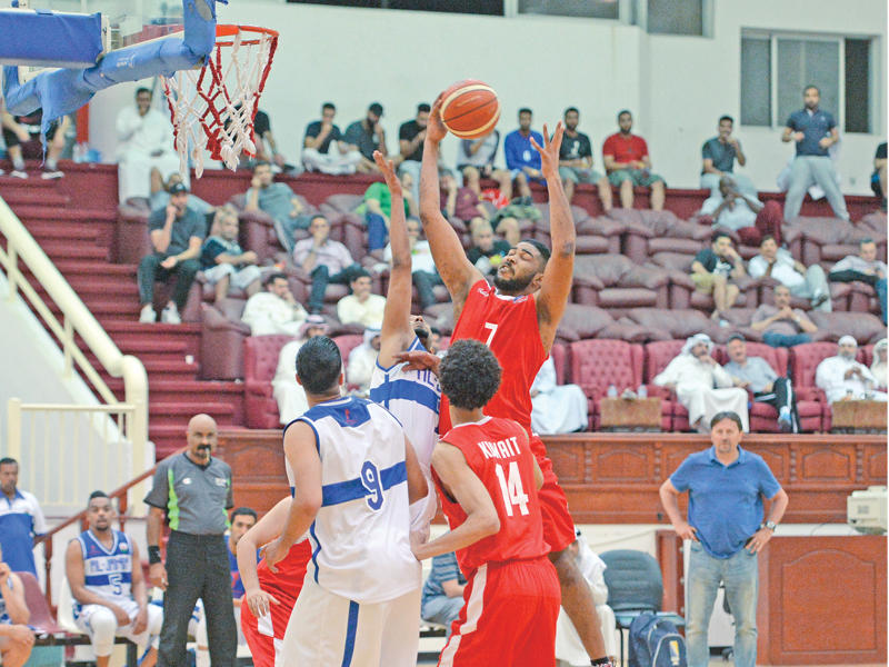 صراع تحت السلة في مباراة الجهراء والكويت (تصوير نوفل إبراهيم)