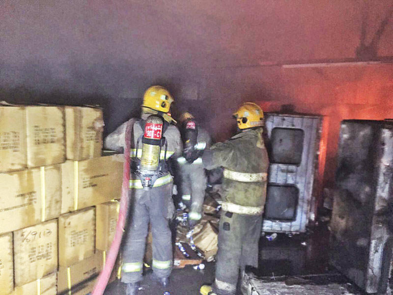 رجال الإطفاء يكافحون الحريق