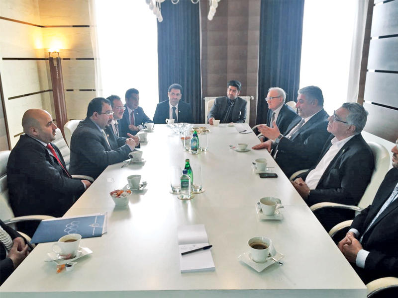 جانب من اجتماع وفد اللجنة الأولمبية مع وزير الشباب الأذربي 