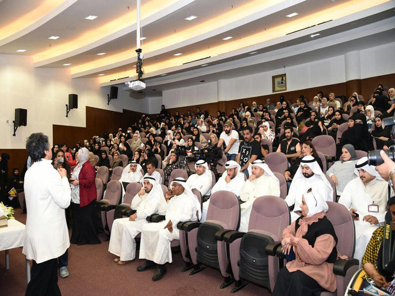  الهاشم متحدثة خلال الندوة