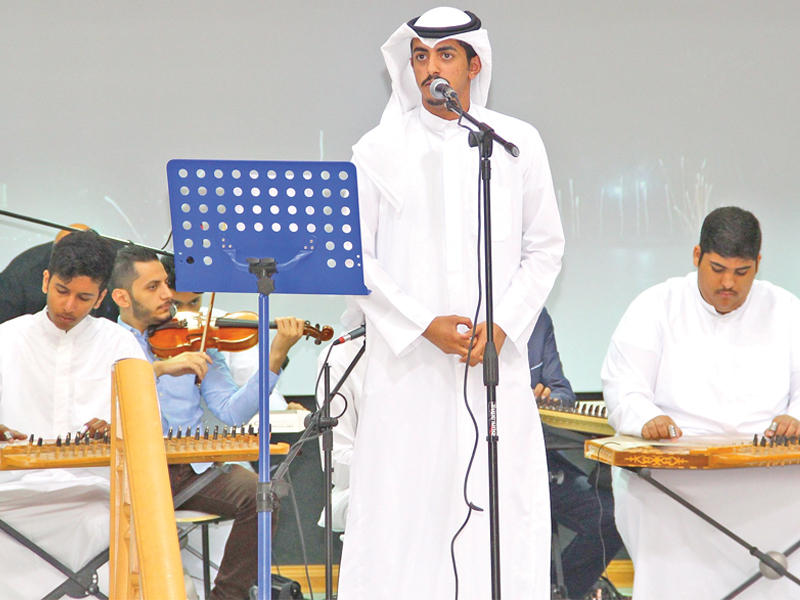 وصلة غنائية لأحد الطلبة المشاركينn