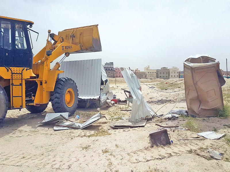جانب من حملة إزالة المخيمات